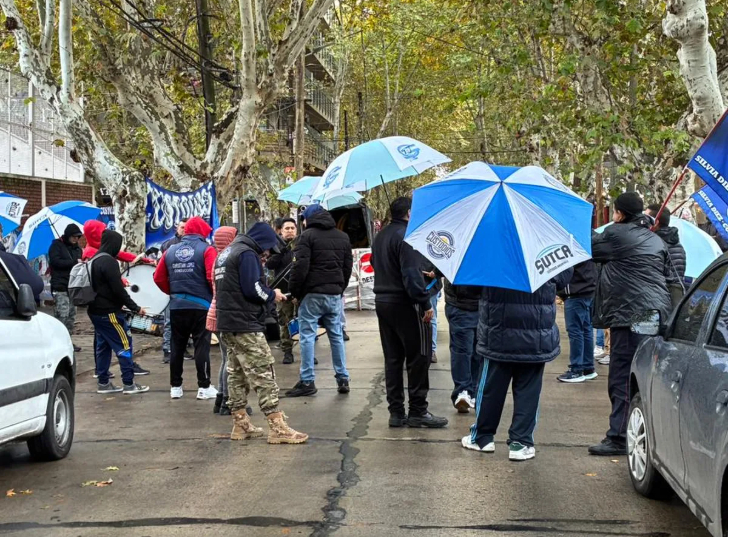 Protesta-y-corte-frente-a-Edesur-en-Monte-Grande-por-denuncias-de-precarización-laboral-05-09-2026_03_20_PM