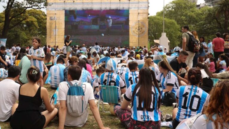 palermo-pantalla-gigante-hinchas-primer-tiempo-argentina-polonia-1463620