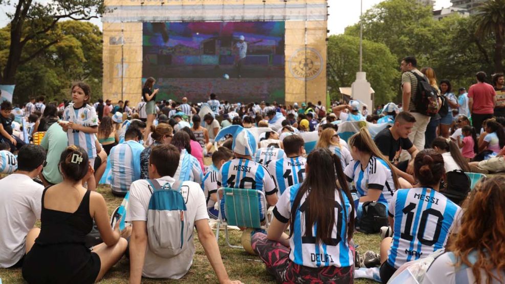 palermo-pantalla-gigante-hinchas-primer-tiempo-argentina-polonia-1463620