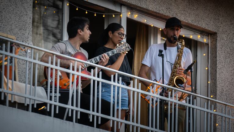 paula-la-cantante-de-musica-en-el-balcon-foto-nicolas-gonzalez-tn-544MJH737FCSPHCK3NGOAFYZHE